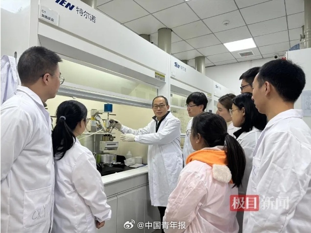 武大教授带领团队为科研狂吃小龙虾！之前曾为“天坑专业”正名 （附武汉大学各省招生计划/录取情况）