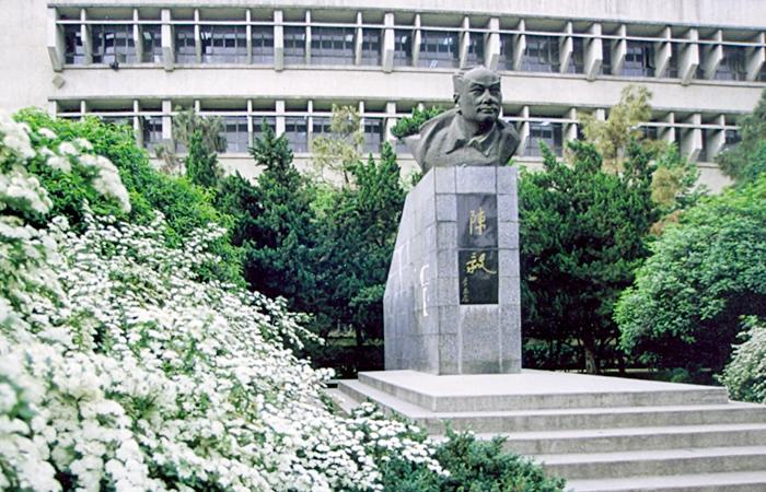 中南财经政法大学：停招8个本科专业，34个专业（类）不限选考科目。