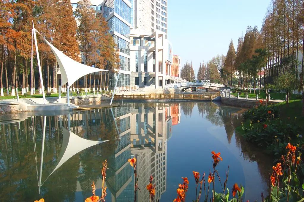 空军预警学院：2025年招收6个专业共349名理科高中毕业生（含女生12名）。